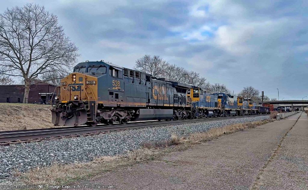 CSX 538 leads M428.